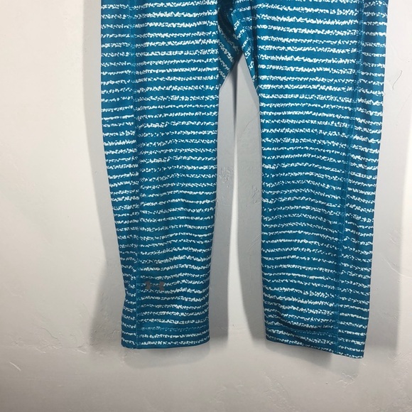 Under Armour heat gear compression capris small - Picture 3 of 9